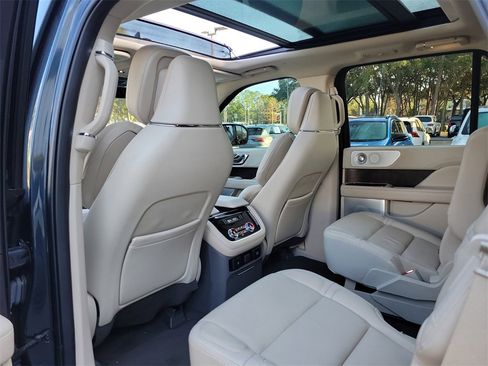 Used 2021 Lincoln Navigator Reserve w/ Luxury Package image 17