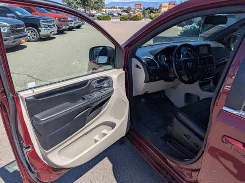 Used 2019 Dodge Grand Caravan SXT FWD image 8