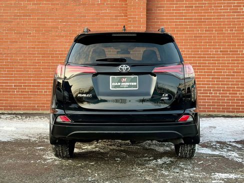 Used 2018 Toyota RAV4 LE image 6
