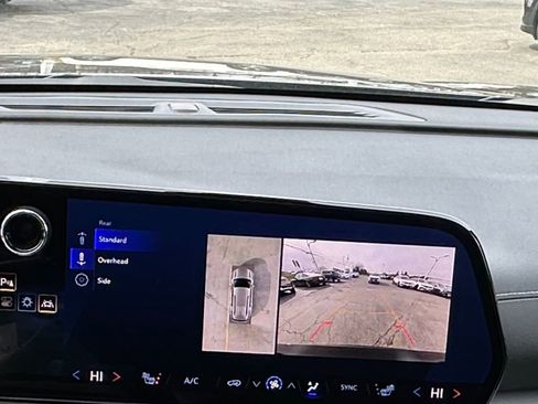 Used 2024 Chevrolet Traverse LT image 17