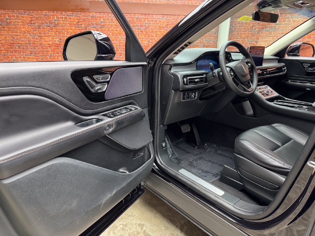 Used 2024 Lincoln Aviator AWD w/ Premium Package image 9