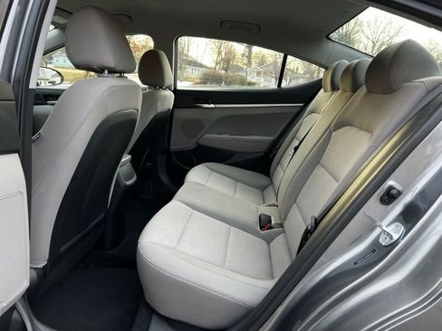 Used 2019 Hyundai Elantra SE image 17