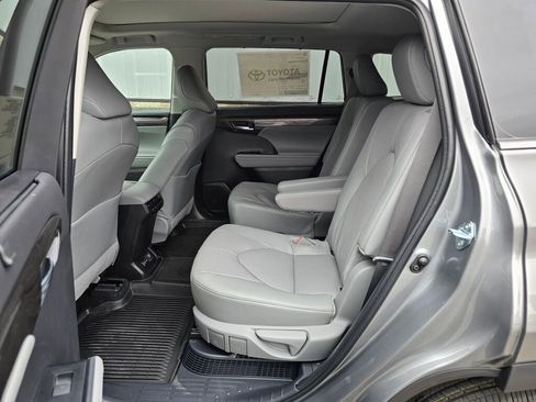 New 2026 Toyota Highlander Platinum AWD/4WD image 8