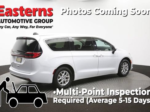 Used 2023 Chrysler Pacifica Touring-L FWD image 43