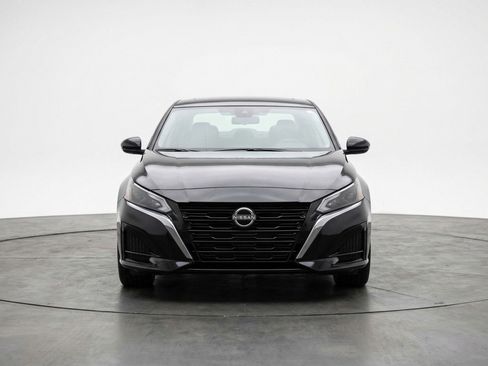 Used 2025 Nissan Altima 2.5 SV FWD image 2