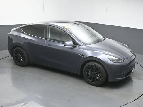 Used 2023 Tesla Model Y Long Range AWD/4WD image 39