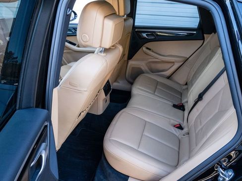 Used 2018 Porsche Macan image 31