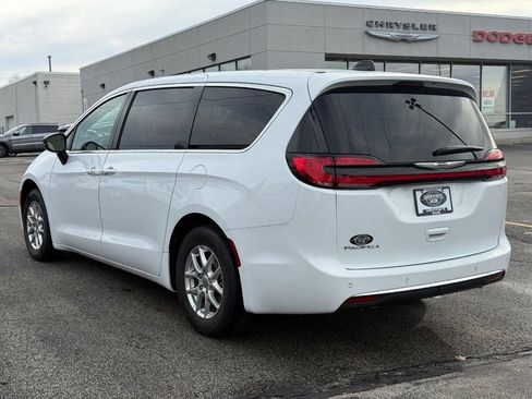 Used 2024 Chrysler Pacifica Touring-L FWD image 6