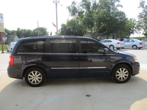Used 2014 Chrysler Town & Country Touring FWD image 17