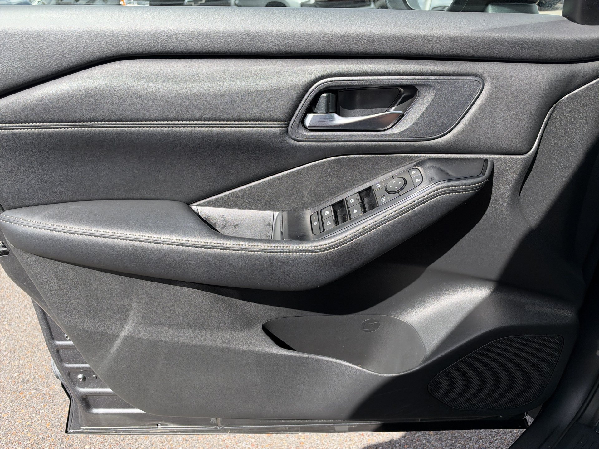 Used 2024 Nissan Rogue SV w/ SV Premium Package FWD image 17