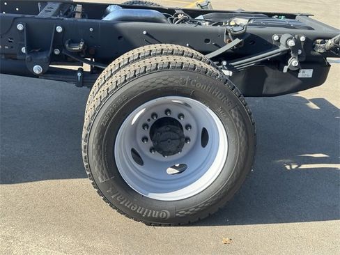 New 2025 Ford F550 XL w/ XL Chrome Package image 9