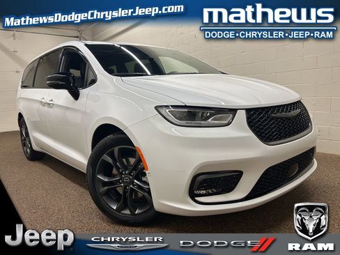 New 2026 Chrysler Pacifica Select FWD image 1