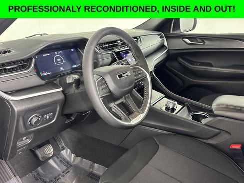 Used 2025 Jeep Grand Cherokee L Laredo image 7