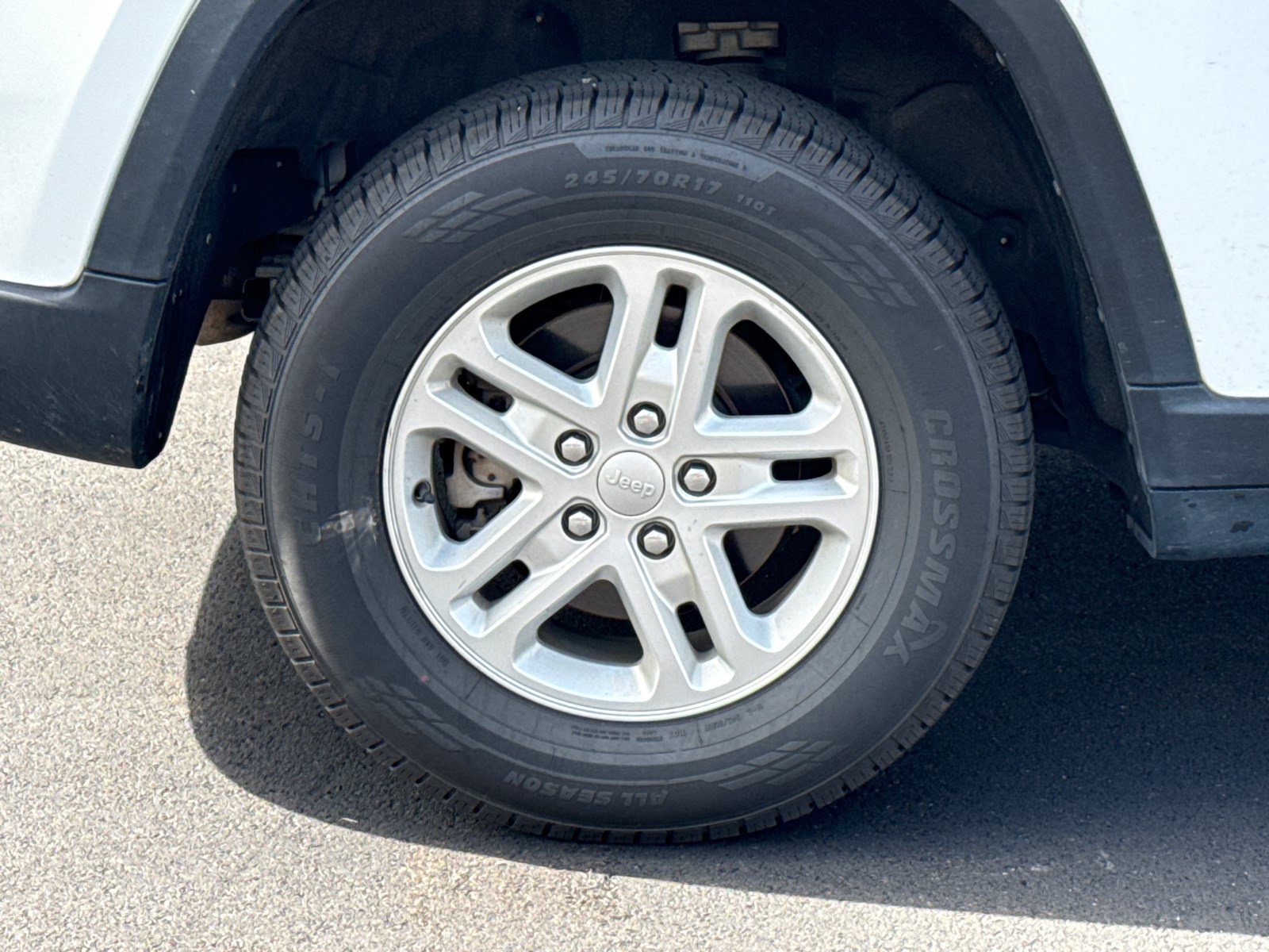 Used 2023 Jeep Grand Cherokee Laredo AWD/4WD image 17