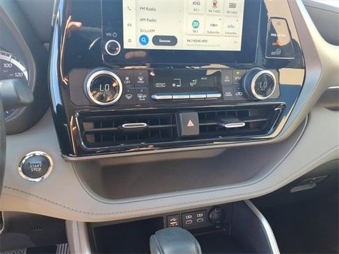 Used 2023 Toyota Highlander L image 12