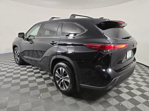 Used 2022 Toyota Highlander XLE AWD/4WD image 5