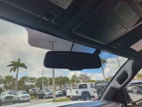 Used 2017 Toyota Tacoma TRD Sport w/ Tow Package (A/T) image 11