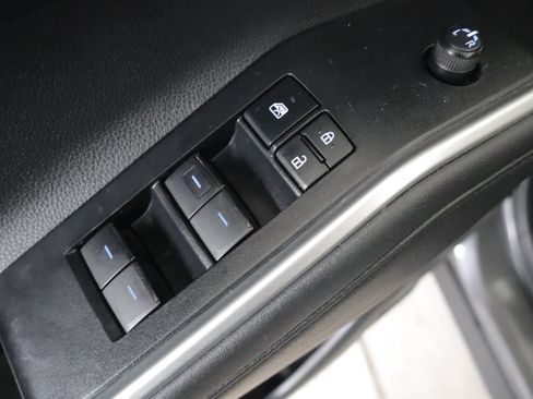 Used 2021 Toyota Highlander XLE AWD/4WD image 12