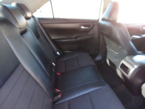Used 2016 Toyota Camry image 11