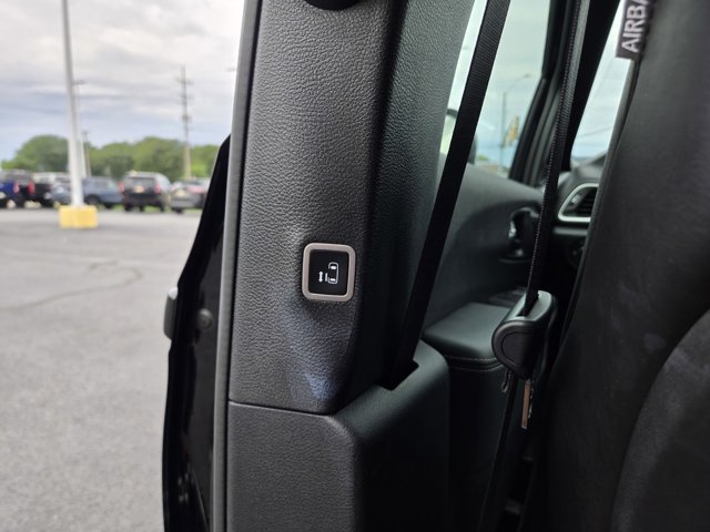 Used 2026 Chrysler Pacifica Select FWD image 32
