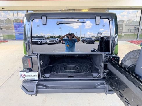Used 2016 Jeep Wrangler Unlimited Sahara AWD/4WD image 28