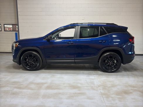 Used 2022 GMC Terrain SLE w/ Driver Convenience Package image 2