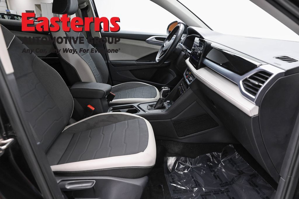 Used 2025 Volkswagen Taos SE FWD image 23