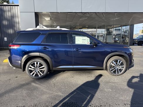 New 2025 Nissan Pathfinder Platinum w/ Black Appearance Package image 9