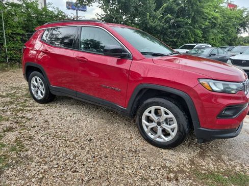 Used 2025 Jeep Compass Latitude w/ Sun & Sound Group AWD/4WD image 4