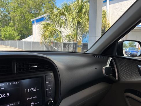 Used 2025 Kia Soul LX w/ LX Technology Package FWD image 35