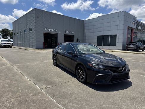 Used 2022 Toyota Camry SE FWD image 8