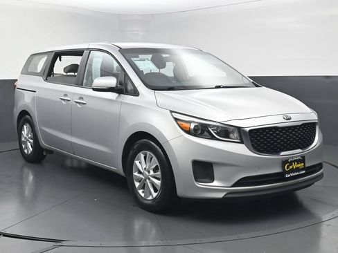 Used 2018 Kia Sedona L FWD image 3