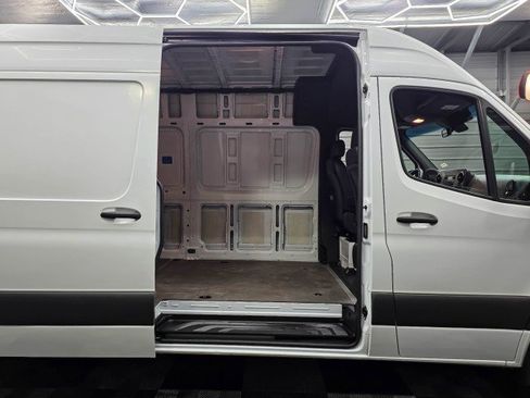 Used 2022 Mercedes-Benz Sprinter 2500 image 11