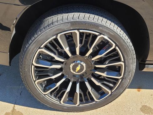 New 2026 Chevrolet Suburban High Country AWD/4WD image 5