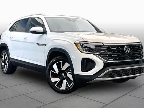 Used 2025 Volkswagen Atlas Cross Sport SE w/ Panoramic Sunroof Package FWD image 3