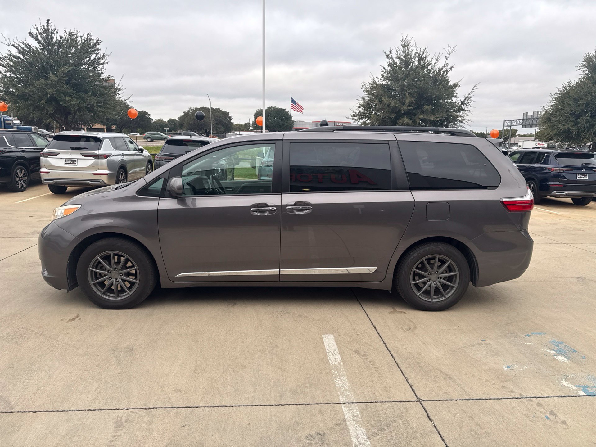 Used 2015 Toyota Sienna XLE w/ XLE Navigation Package FWD image 3