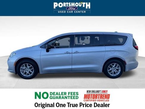 Used 2024 Chrysler Pacifica Touring-L image 2