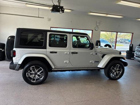 Used 2024 Jeep Wrangler Unlimited w/ Convenience Group AWD/4WD image 23