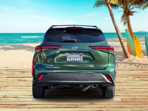 Used 2023 Toyota Highlander XLE image 4