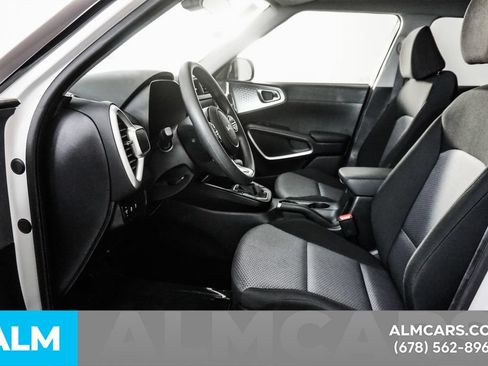 Used 2025 Kia Soul LX w/ LX Technology Package FWD image 11