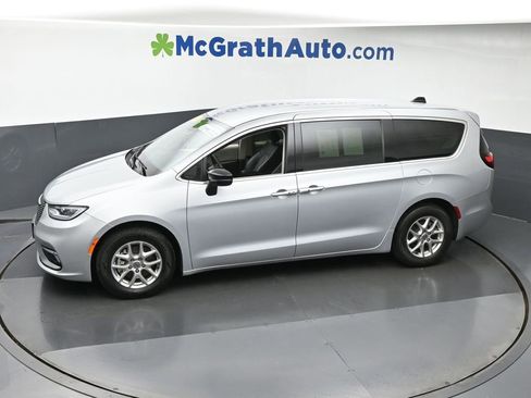 Used 2024 Chrysler Pacifica Touring-L image 21