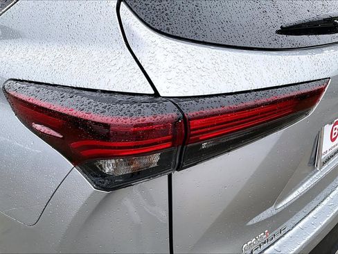 Used 2024 Toyota Highlander LE AWD/4WD image 28