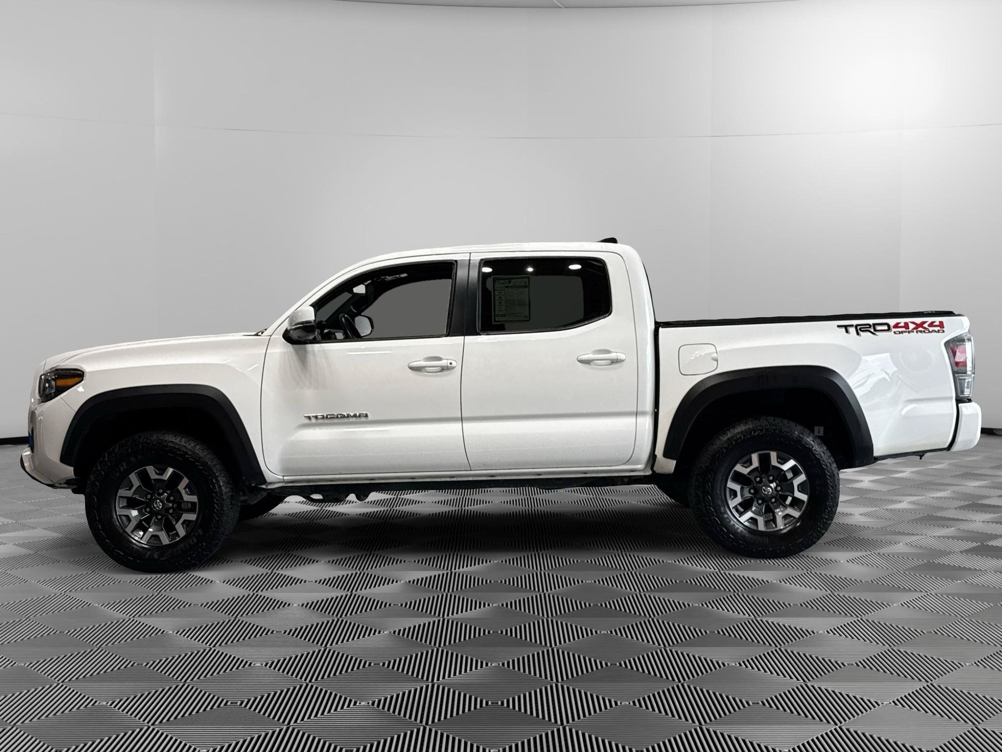 Used 2021 Toyota Tacoma TRD Off-Road w/ TRD Premium Off Road Package AWD/4WD image 2