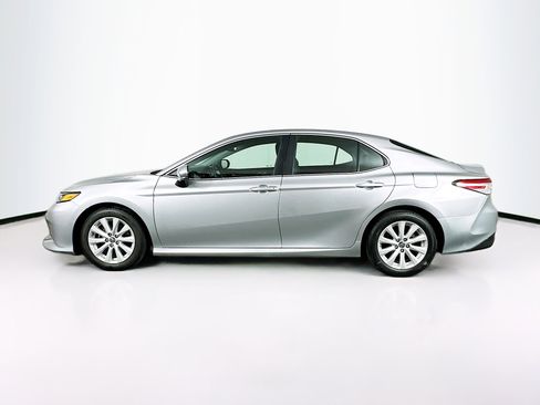 Used 2018 Toyota Camry LE image 4