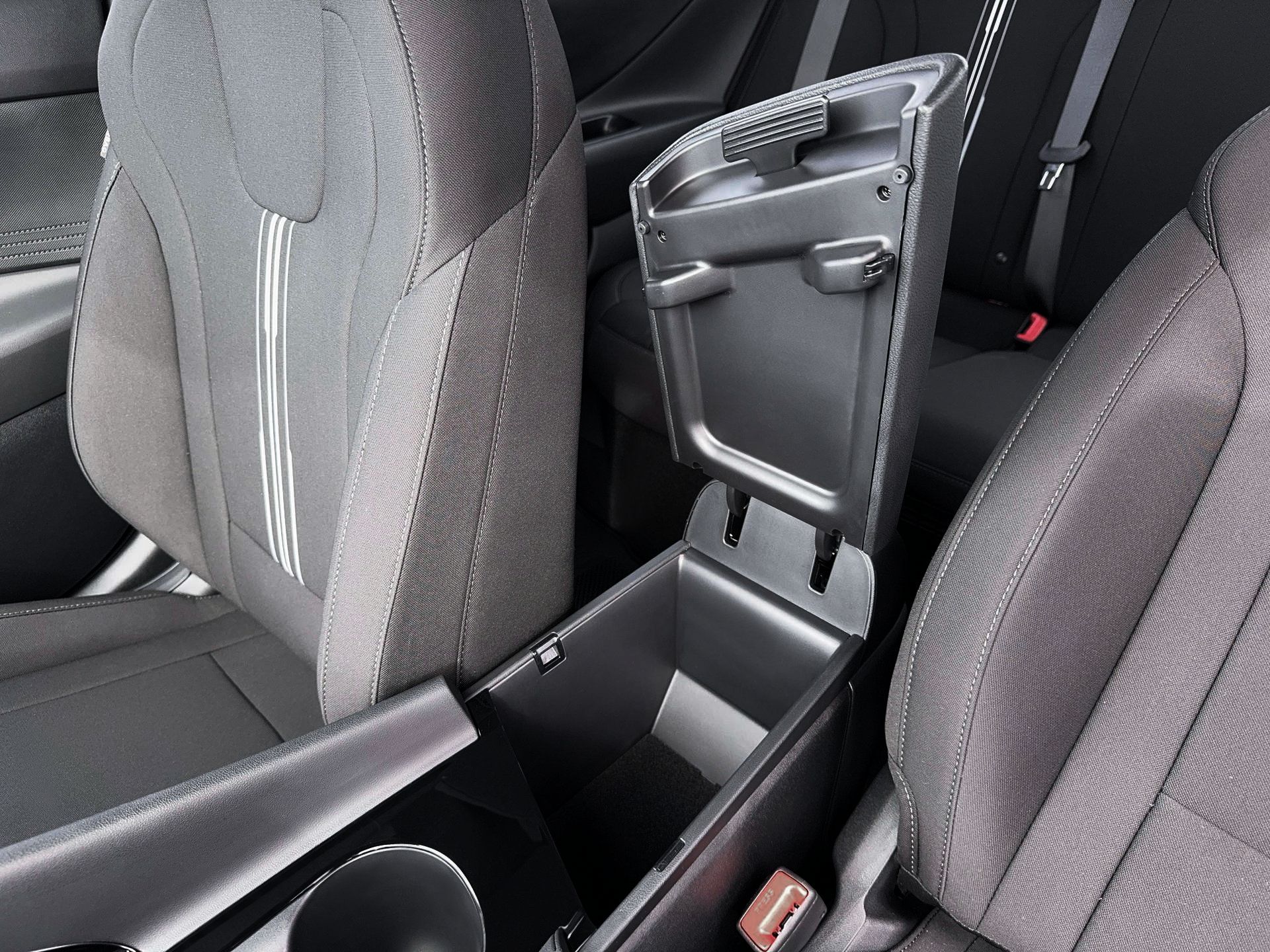 New 2026 Hyundai Elantra Hybrid FWD image 18