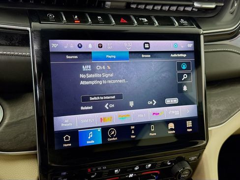 Used 2023 Jeep Grand Cherokee Limited w/ Luxury Tech Group II AWD/4WD image 8