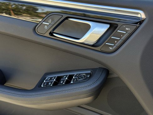 Used 2025 Porsche Macan image 27