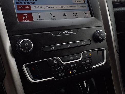 Used 2019 Ford Fusion SE FWD image 11