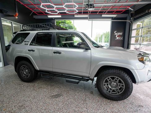 Used 2020 Toyota 4Runner Venture w/ Moonroof Package AWD/4WD image 5