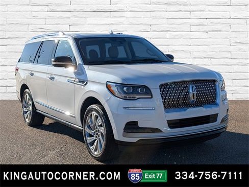 Used 2024 Lincoln Navigator Reserve image 3